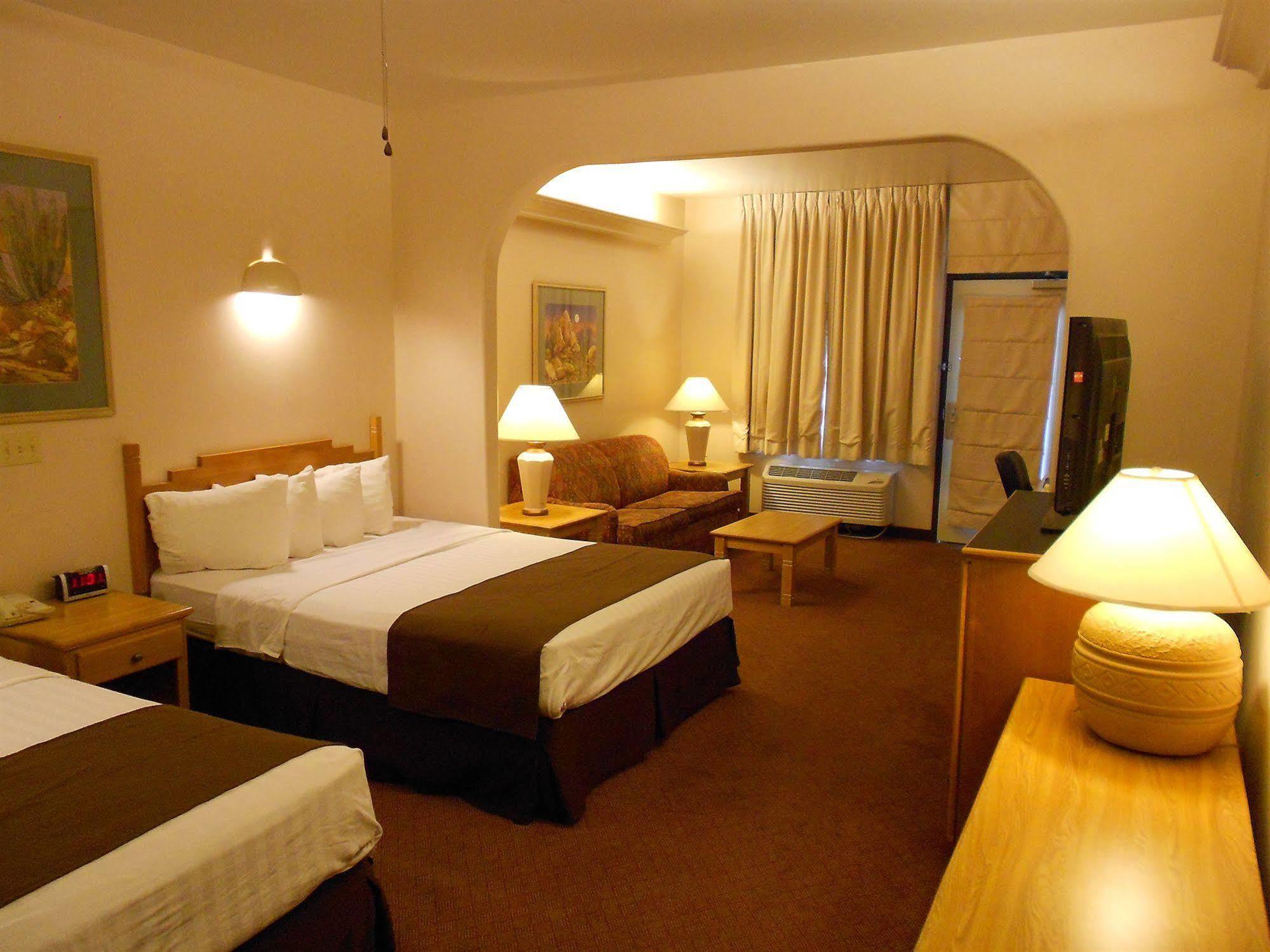 Quality Inn & Suites Phoenix Nw - Sun City Youngtown Esterno foto