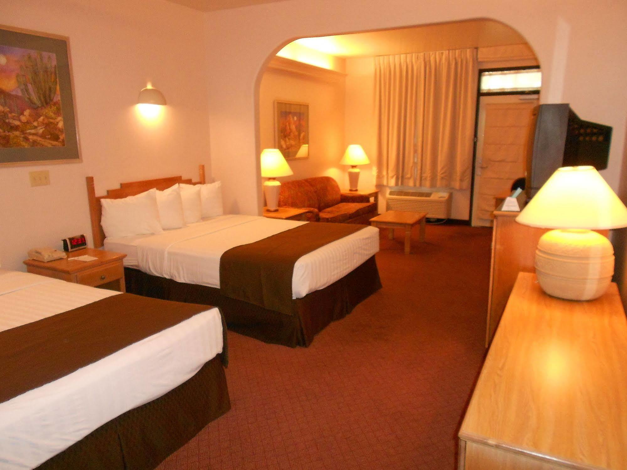Quality Inn & Suites Phoenix Nw - Sun City Youngtown Esterno foto