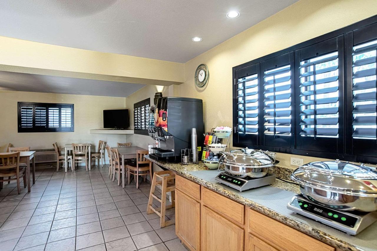Quality Inn & Suites Phoenix Nw - Sun City Youngtown Esterno foto