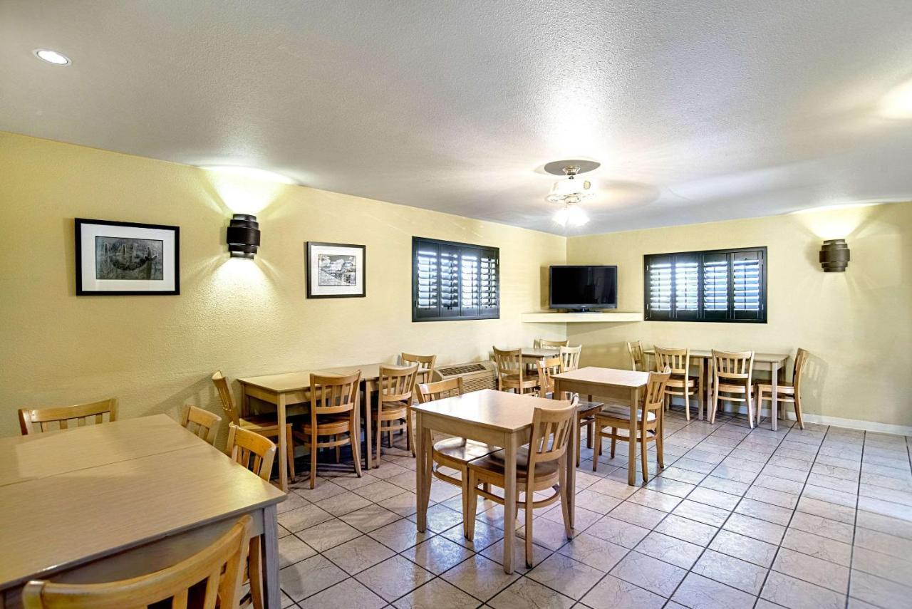 Quality Inn & Suites Phoenix Nw - Sun City Youngtown Esterno foto