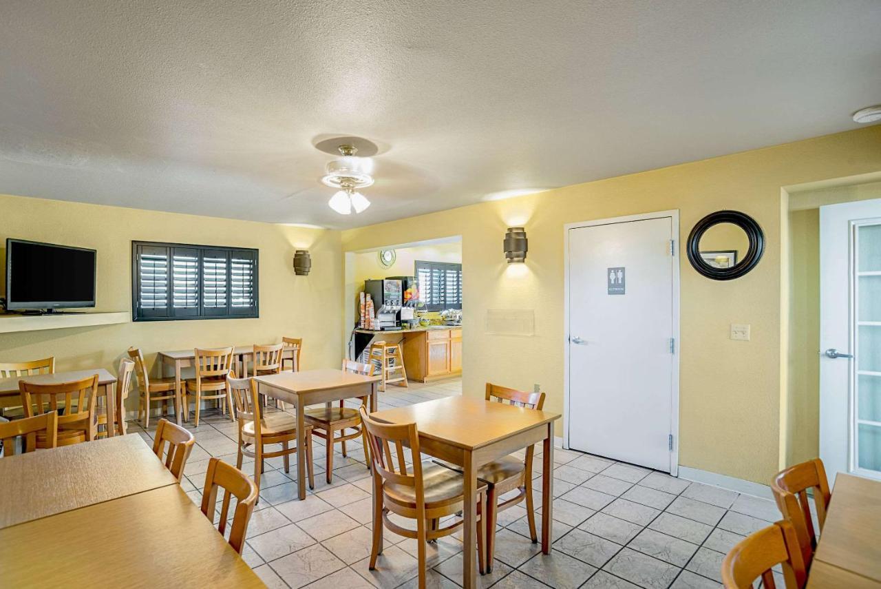 Quality Inn & Suites Phoenix Nw - Sun City Youngtown Esterno foto