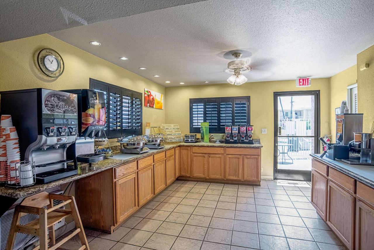 Quality Inn & Suites Phoenix Nw - Sun City Youngtown Esterno foto